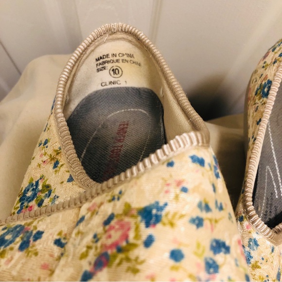 Tender Tootsies Velcro Slippers Gold with Flower Pattern - Picture 4 of 6